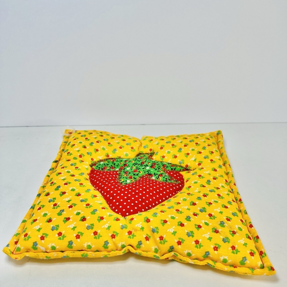 Strawberry & Floral Quilted Potholder - Handmade Retro Kitchen - Picture 3 of 6